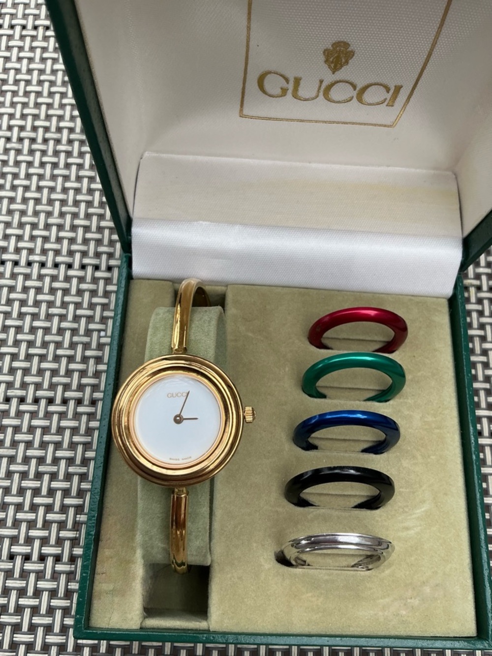 Beautiful GUCCI bangle watch w/ set of colorful bezels ❤️💛🤍💚💙🖤